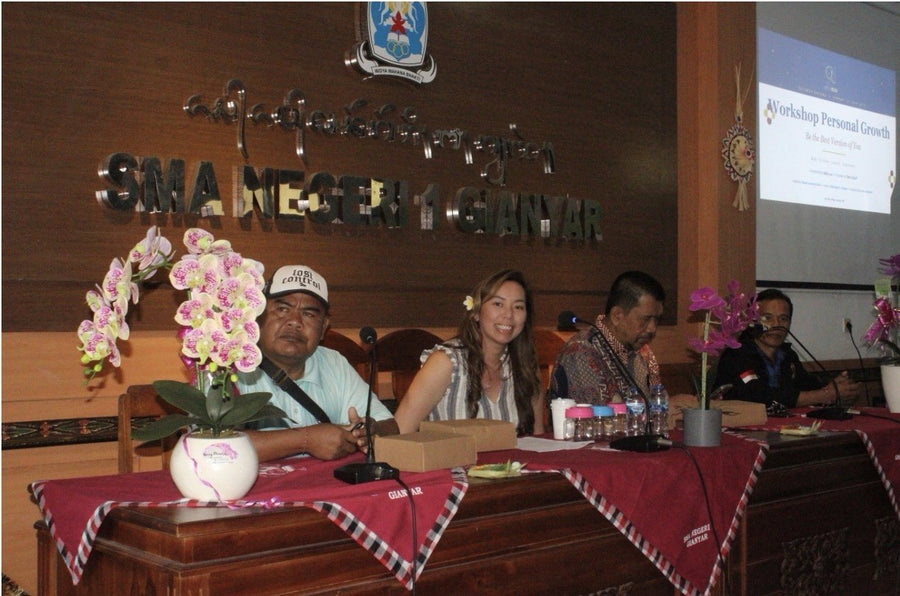 Kelly Luu with school leaders at the Personal Growth workshop at SMA Negeri 1 Gianyar